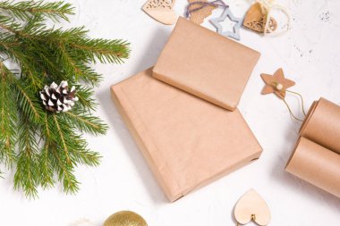 Noel hediyelerini eko tarzında dekore etmek, ambalaj kağıdı, doğal malzemelerden dekorasyon kağıdı ve beyaz arka planda hediye kutuları, Noel ve yeni yıl için ev yapımı dekorasyon,