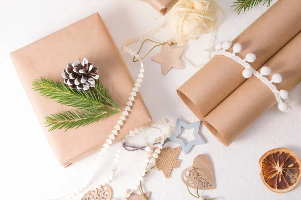 Karácsonyi Ajándék Doboz Csomagolva Kraft Papír Díszített Friss Lucfenyő Fenyőtoboz — Stock Fotó