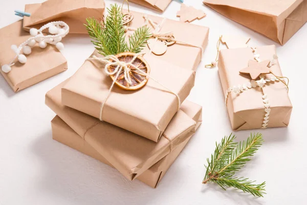 Több Karácsonyi Ajándékdoboz Környezetbarát Stílusban Fehér Alapon Ajándék Csomagolás Természetes — Stock Fotó