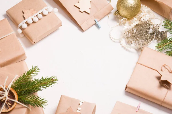 Több Ajándék Doboz Csomagolva Kraft Papír Fehér Alapon Környezetbarát Karácsonyi — Stock Fotó