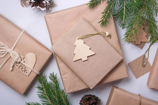 Ajándék Doboz Csomagolva Ökópapír Díszített Karácsonyfa Szobor Természetes Lucfenyő Ágak — Stock Fotó