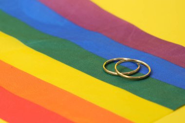 lgbt bayrağında alyanslar, sarı arkaplan, kopyalama alanı