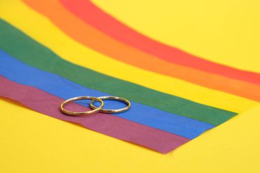 lgbt bayrağında alyanslar, sarı arkaplan, kopyalama alanı