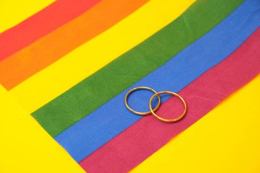 lgbt bayrağında alyanslar, sarı arkaplan, kopyalama alanı