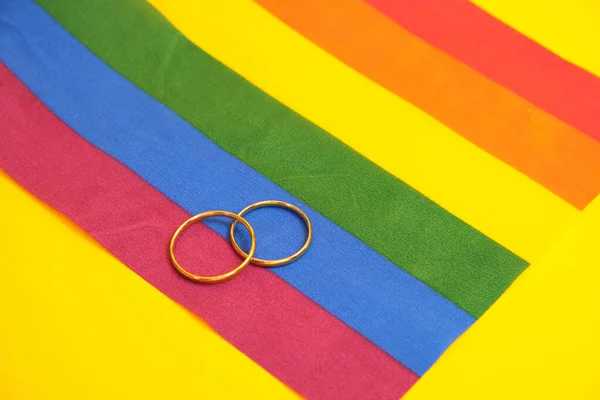 Lgbtフラグ黄色の背景コピースペースの結婚指輪 — ストック写真