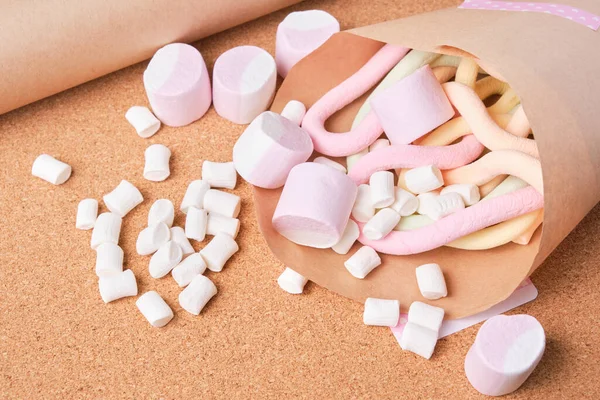 Vários Forma Marshmallows Papel Embrulho Fundo Cortiça Conceito Estilo Vida — Fotografia de Stock