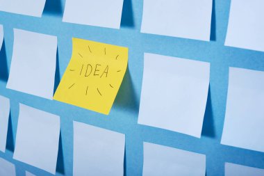 Bir sürü açık mavi yapışkan notlar ve üzerinde 