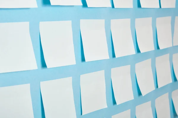Viele Hellblaue Papieraufkleber Auf Blauem Hintergrund Ein Muster Von Aufklebern — Stockfoto