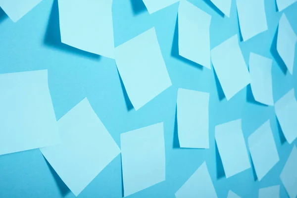 Eine Menge Hellblauer Papieraufkleber Auf Blauem Hintergrund Ein Muster Von — Stockfoto