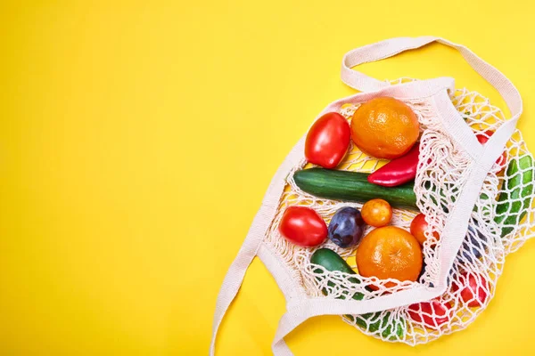 봉지에 식료품들 과일과 야채가 친환경적 음식을 낭비하지 않는다 플라스틱이 재사용 — 스톡 사진