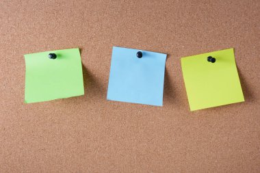 Mantar panoya yapıştırılmış notlar için birkaç renkli etiket