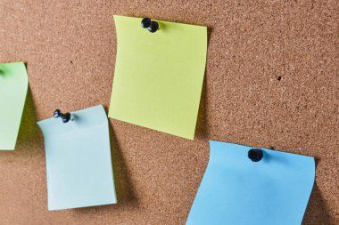 Mantar panoya tutturulmuş birkaç renkli not kağıdı, seçici odak, kopyalama alanı