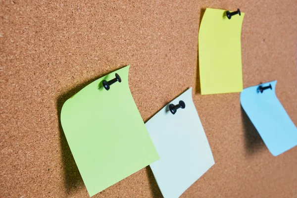 Mantar panoya tutturulmuş birkaç renkli not kağıdı, seçici odak, kopyalama alanı