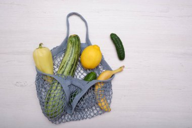 Sıfır atık. Paketsiz yiyecek alışverişi. Organik meyve ve sebzeli çevre dostu doğal çanta. Sürdürülebilir yaşam tarzı konsepti. Plastiksiz ürünler. Tekrar kullan, azalt, reddet. Üst görünüm.