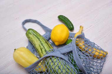 Sıfır atık. Paketsiz yiyecek alışverişi. Organik meyve ve sebzeli çevre dostu doğal çanta. Sürdürülebilir yaşam tarzı konsepti. Plastiksiz ürünler. Tekrar kullan, azalt, reddet. Üst görünüm.