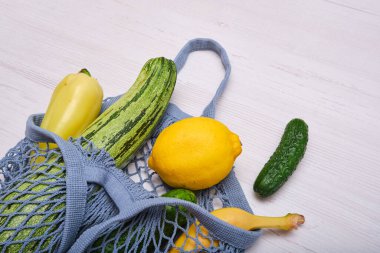 Sıfır atık. Paketsiz yiyecek alışverişi. Organik meyve ve sebzeli çevre dostu doğal çanta. Sürdürülebilir yaşam tarzı konsepti. Plastiksiz ürünler. Tekrar kullan, azalt, reddet. Üst görünüm.