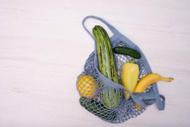 Sıfır atık. Paketsiz yiyecek alışverişi. Organik meyve ve sebzeli çevre dostu doğal çanta. Sürdürülebilir yaşam tarzı konsepti. Plastiksiz ürünler. Tekrar kullan, azalt, reddet. Üst görünüm.