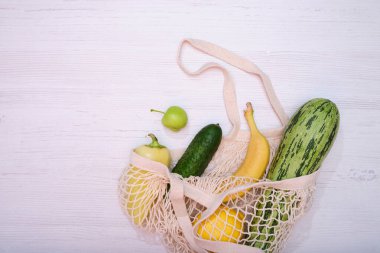 Sıfır atık. Paketsiz yiyecek alışverişi. Organik meyve ve sebzeli çevre dostu doğal çanta. Sürdürülebilir yaşam tarzı konsepti. Plastiksiz ürünler. Tekrar kullan, azalt, reddet. Üst görünüm.