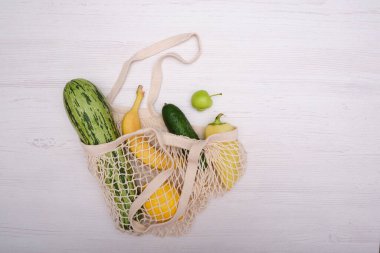 Sıfır atık. Paketsiz yiyecek alışverişi. Organik meyve ve sebzeli çevre dostu doğal çanta. Sürdürülebilir yaşam tarzı konsepti. Plastiksiz ürünler. Tekrar kullan, azalt, reddet. Üst görünüm.