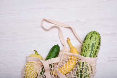 Sıfır atık. Paketsiz yiyecek alışverişi. Organik meyve ve sebzeli çevre dostu doğal çanta. Sürdürülebilir yaşam tarzı konsepti. Plastiksiz ürünler. Tekrar kullan, azalt, reddet. Üst görünüm.