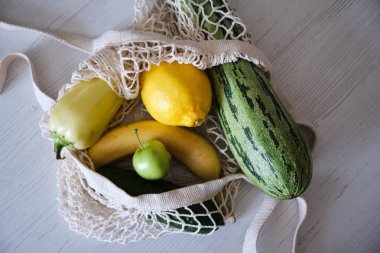 Sıfır atık. Paketsiz yiyecek alışverişi. Organik meyve ve sebzeli çevre dostu doğal çanta. Sürdürülebilir yaşam tarzı konsepti. Plastiksiz ürünler. Tekrar kullan, azalt, reddet. Üst görünüm.