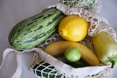 Sıfır atık. Paketsiz yiyecek alışverişi. Organik meyve ve sebzeli çevre dostu doğal çanta. Sürdürülebilir yaşam tarzı konsepti. Plastiksiz ürünler. Tekrar kullan, azalt, reddet. Üst görünüm.
