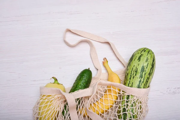 Sıfır atık. Paketsiz yiyecek alışverişi. Organik meyve ve sebzeli çevre dostu doğal çanta. Sürdürülebilir yaşam tarzı konsepti. Plastiksiz ürünler. Tekrar kullan, azalt, reddet. Üst görünüm.