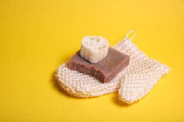 Sarı arka planda sıfır atık banyo aksesuarı