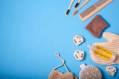 Günlük hijyen malzemeleri. Mavi arka plan. Üst görünümü olan doğal kozmetik arka planı ve kopyalama alanı. Düz konum ve sıfır atık.