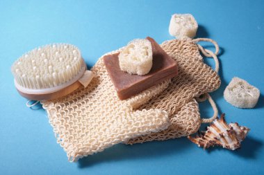 Günlük hijyen malzemeleri. Mavi arka plan. Üst görünümü olan doğal kozmetik arka planı ve kopyalama alanı. Düz konum ve sıfır atık.