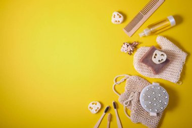 Sarı arka planda sıfır atık banyo aksesuarı