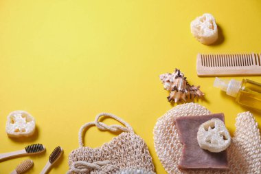 Sarı arka planda sıfır atık banyo aksesuarı