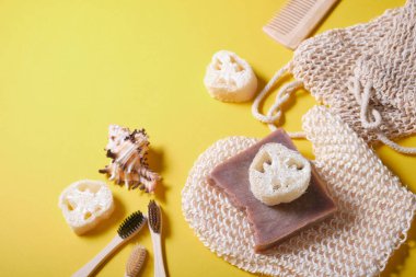 Sarı arka planda sıfır atık banyo aksesuarı