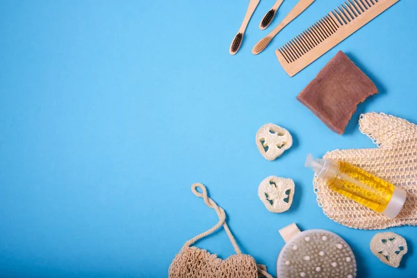 Günlük hijyen malzemeleri. Mavi arka plan. Üst görünümü olan doğal kozmetik arka planı ve kopyalama alanı. Düz konum ve sıfır atık.