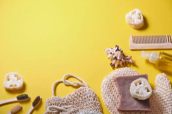 Sarı arka planda sıfır atık banyo aksesuarı