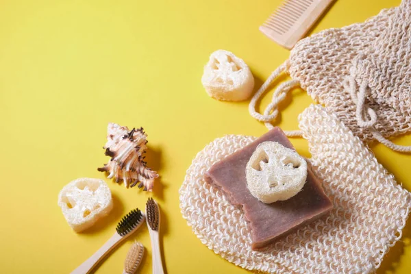 Sarı arka planda sıfır atık banyo aksesuarı