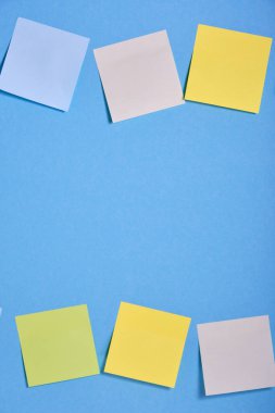 iki satırda mavi bir arkaplanda parlak renkli yapışkan notlar