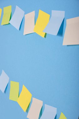 iki satırda mavi bir arkaplanda parlak renkli yapışkan notlar