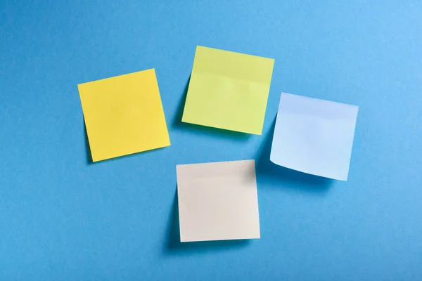 Notas Adhesivas Colores Brillantes Sobre Fondo Azul —  Fotos de Stock