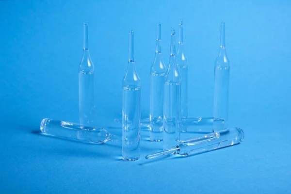 Szklane Ampułki Zamykają Się Ampułki Medyczne Ampułki Medyczne Niebieskim Tle — Zdjęcie stockowe