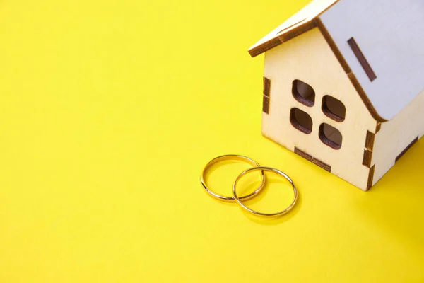 Wooden Toy House Wedding Rings Yellow Background Concept Moving Young — Stock Photo, Image