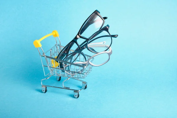 Óculos Carrinho Compras Fundo Azul Espaço Cópia — Fotografia de Stock