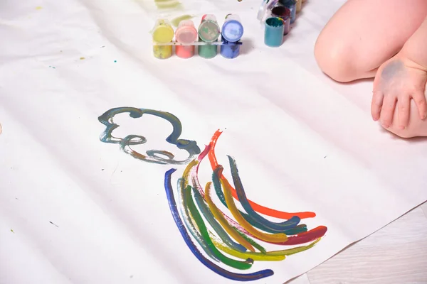 Małe Dziecko Rysuje Farbami Dużym Arkuszu Papieru Dziecko Rysuje Kwiaty — Zdjęcie stockowe