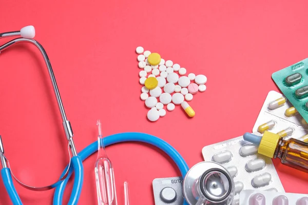 Árvore Feita Pílulas Estetoscópio Vários Medicamentos Fundo Vermelho Ano Novo — Fotografia de Stock