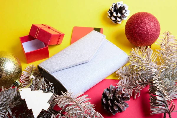 米色钱包和黄色红色背景的圣诞装饰 购买礼物的概念 圣诞节购物时间 — 图库照片
