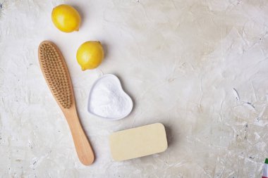 Çevre temizliği için soda, limon, sünger ve ahşap fırça, doğal ve toksik olmayan deterjan, sıfır atık yaşam tarzı konsepti