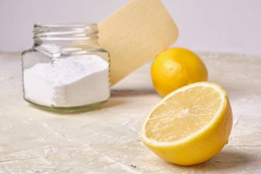 Sünger, konserve soda ve ekolojik temizlik için limon, toksik olmayan deterjan, iki konsept, sıfır atık yaşam tarzı