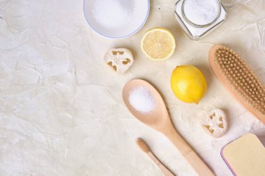 Çevre temizleme konsepti, doğal toksik olmayan deterjanlar, sıfır atık yaşam tarzı, üst görünüm fotokopi merkezi, açık arkaplan