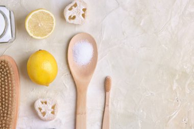 Çevre temizleme konsepti, doğal toksik olmayan deterjanlar, sıfır atık yaşam tarzı, üst görünüm fotokopi merkezi, açık arkaplan