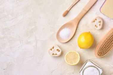 Çevre temizleme konsepti, doğal toksik olmayan deterjanlar, sıfır atık yaşam tarzı, üst görünüm fotokopi merkezi, açık arkaplan